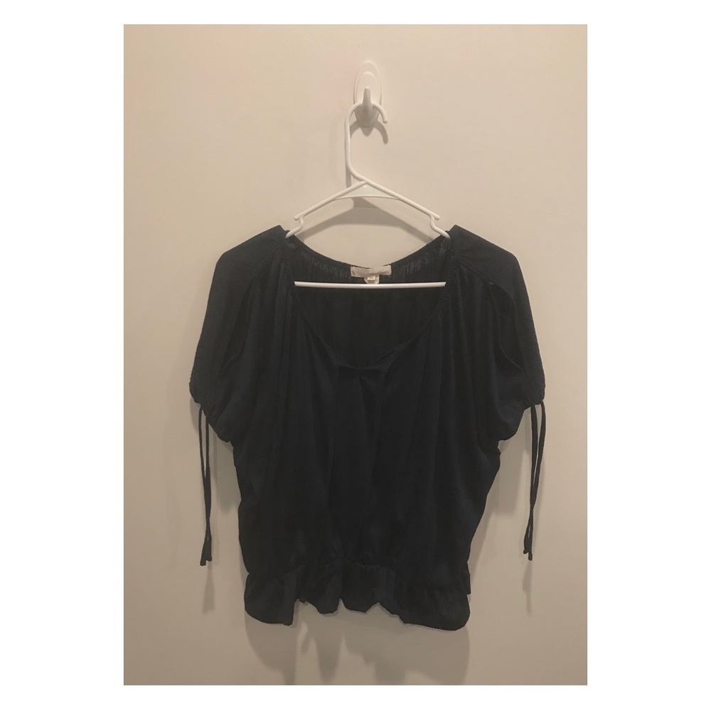 Boho navy flowing top with slit sleeves!